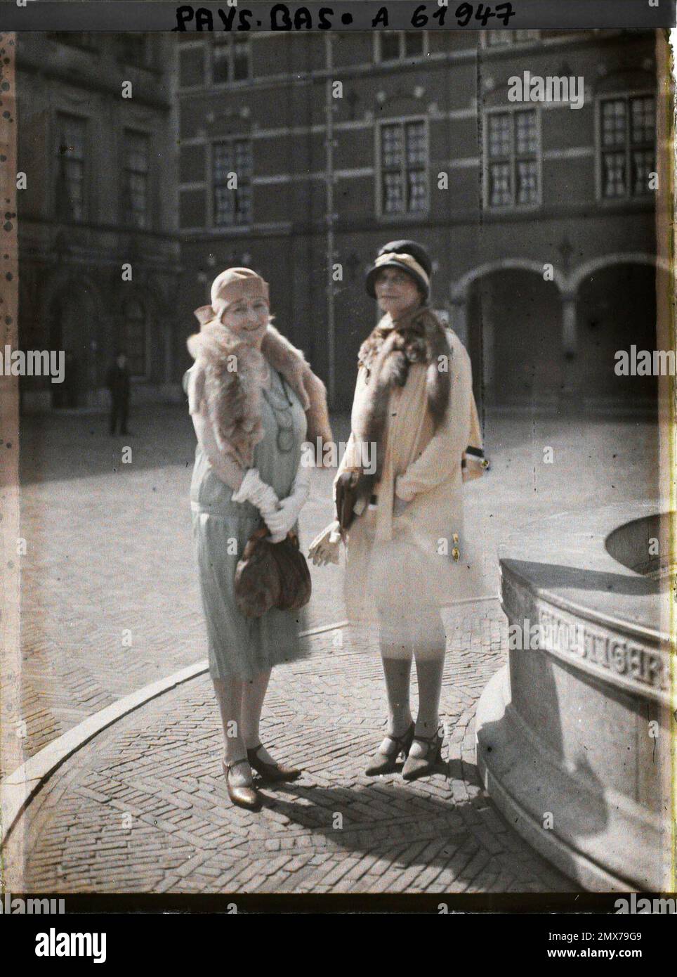 L'Aia, Paesi Bassi Madame de Gubernatis con un amico nel cortile del binnenhof , 1929 - Paesi Bassi - Stéphane Passet - (agosto 17-31) Foto Stock