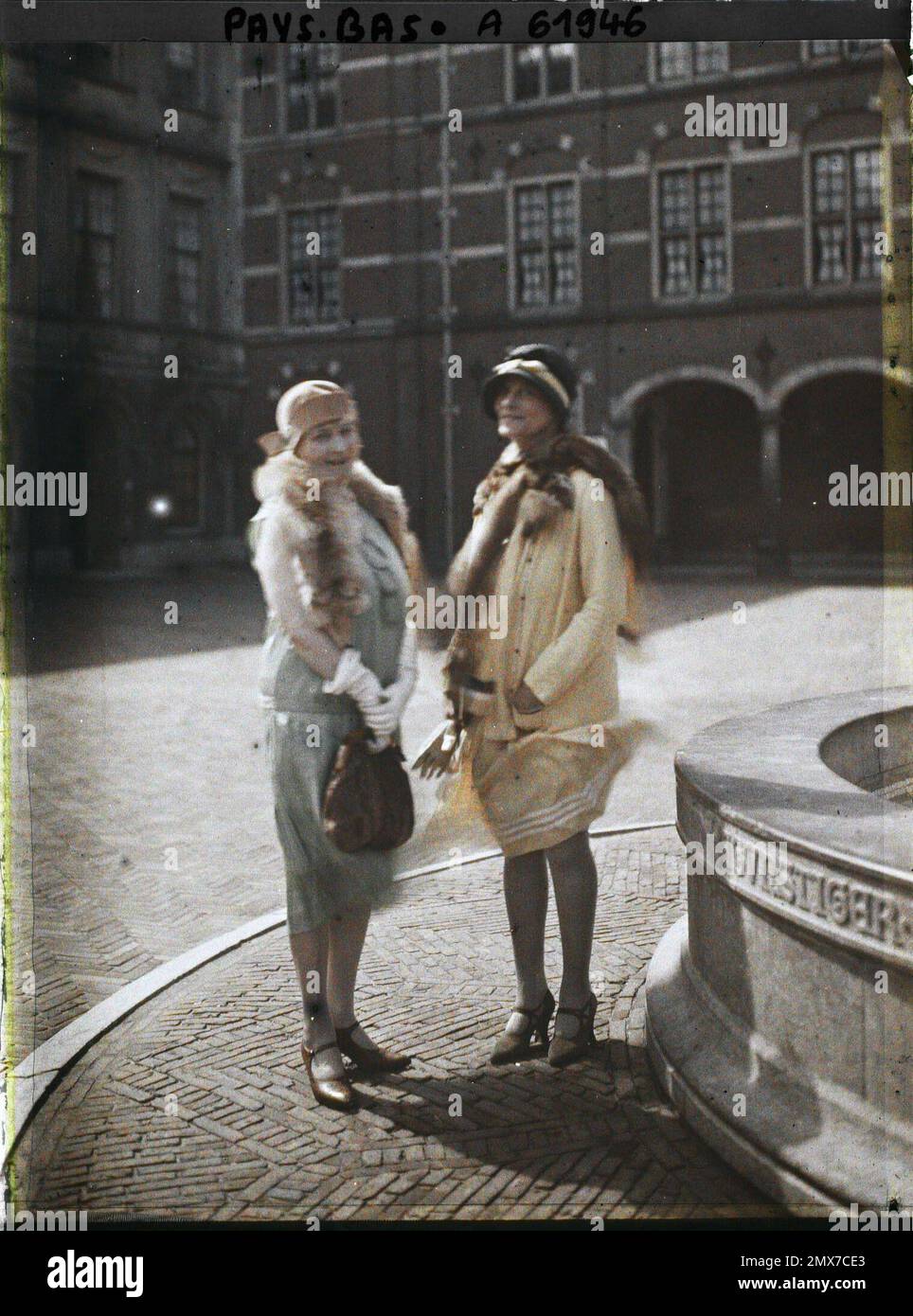 L'Aia, Paesi Bassi Madame de Gubernatis con un amico nel cortile del binnenhof , 1929 - Paesi Bassi - Stéphane Passet - (agosto 17-31) Foto Stock