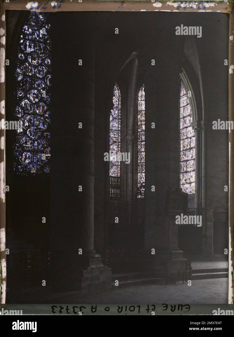 Chartres, Francia vetrate della parte meridionale del deambulatorio e cappella chiamata 'confessori' o San Nicola in Notre-Dame cattedrale , 1922 - Chartres (Eure -et -Loir) - Auguste Léon - (agosto) Foto Stock