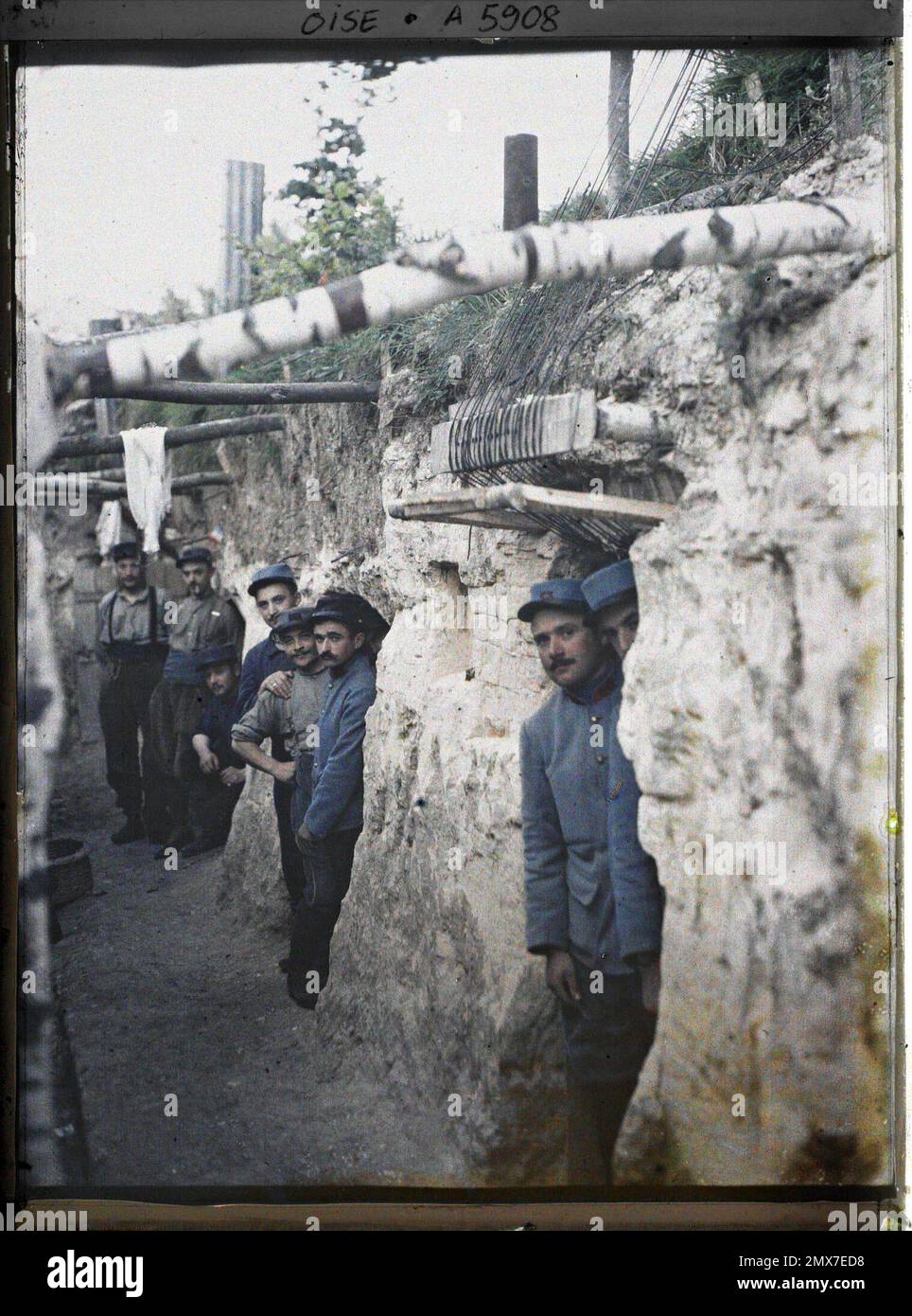 Mareuil-la-Motte, Oise, Picardie, Francia Les Gourbis des Artilleurs scavato sotto la roccia a Saint-Claude , 1915 - Picardie - Stéphane Passet Foto Stock