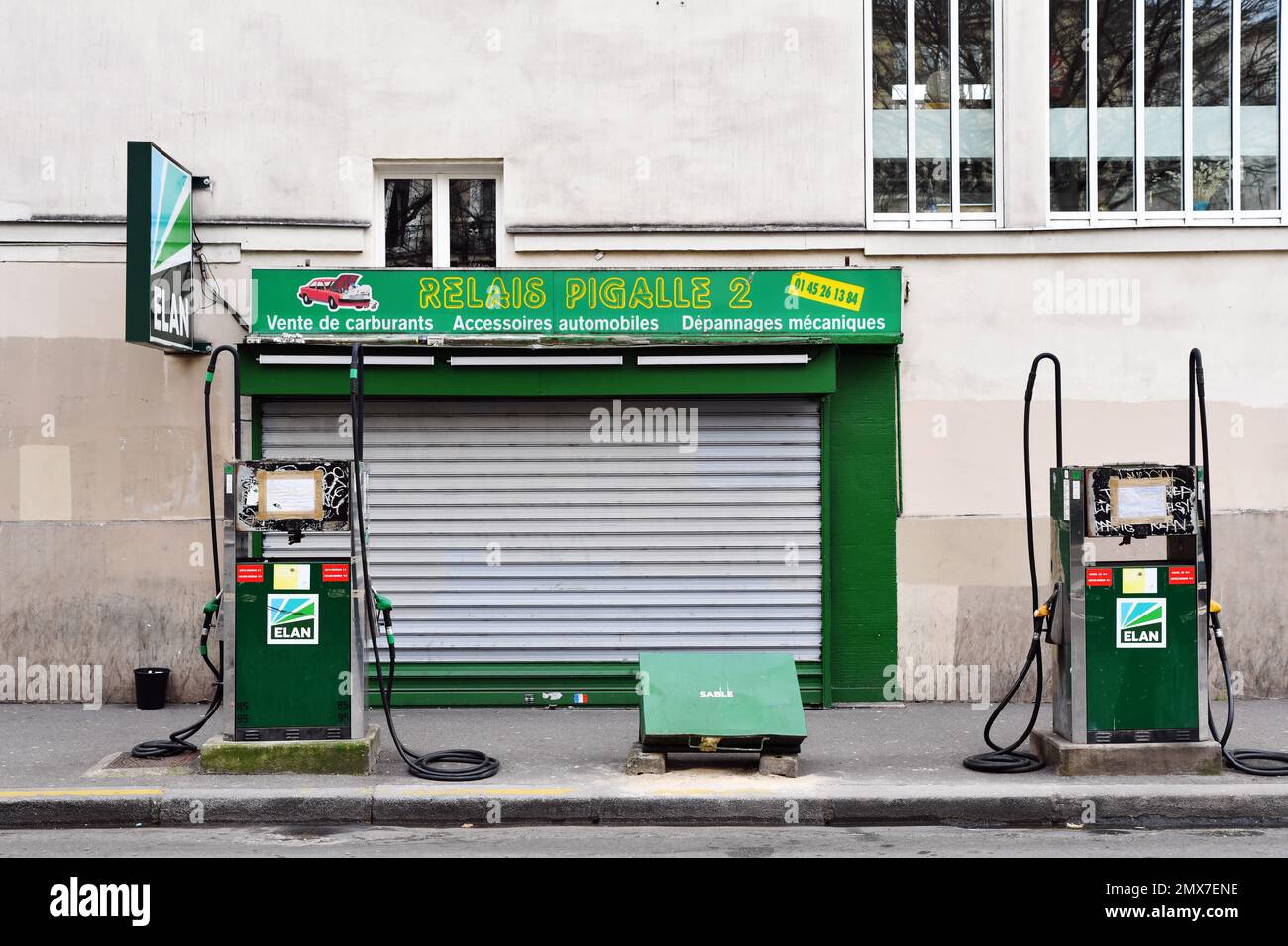 Chiuso piccolo distributore di benzina a Parigi - Francia Foto Stock