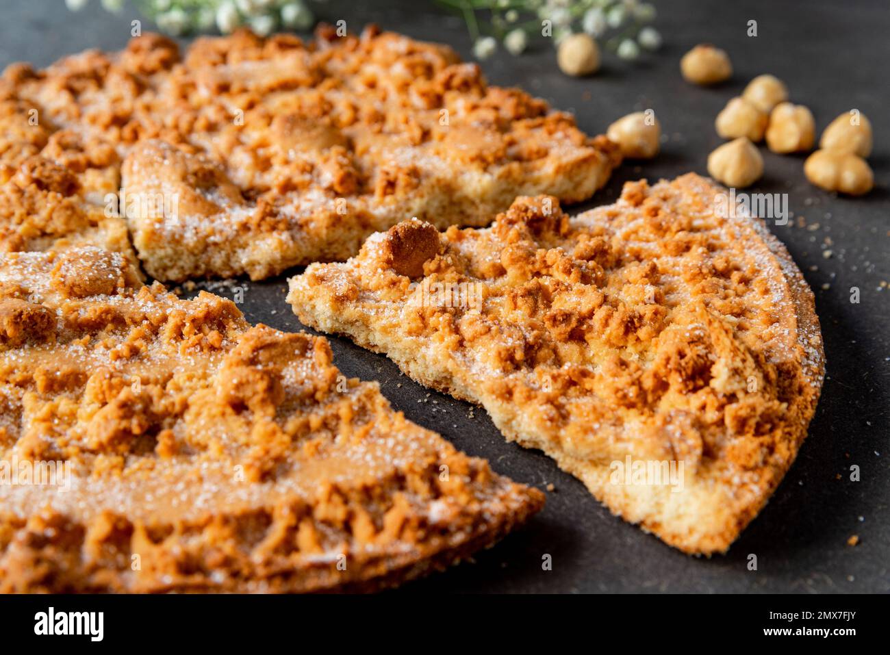 La Fregolotta, una tradizionale torta o torta di briciole italiana, è vista dall'alto su un tavolo. Dessert tradizionale Veneto e Venezia, a base di flou Foto Stock