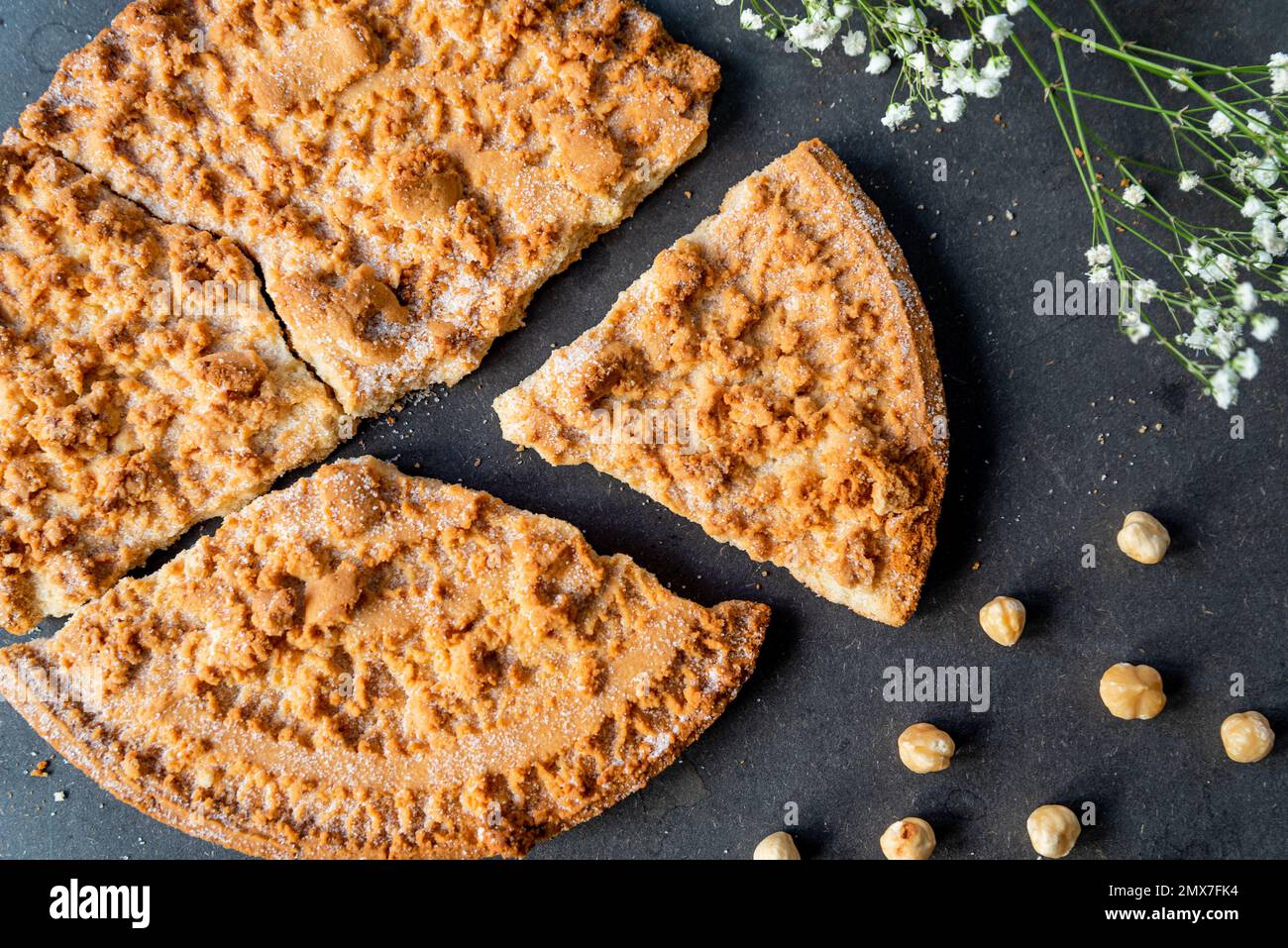 La Fregolotta, una tradizionale torta o torta di briciole italiana, è vista dall'alto su un tavolo. Dessert tradizionale Veneto e Venezia, a base di flou Foto Stock