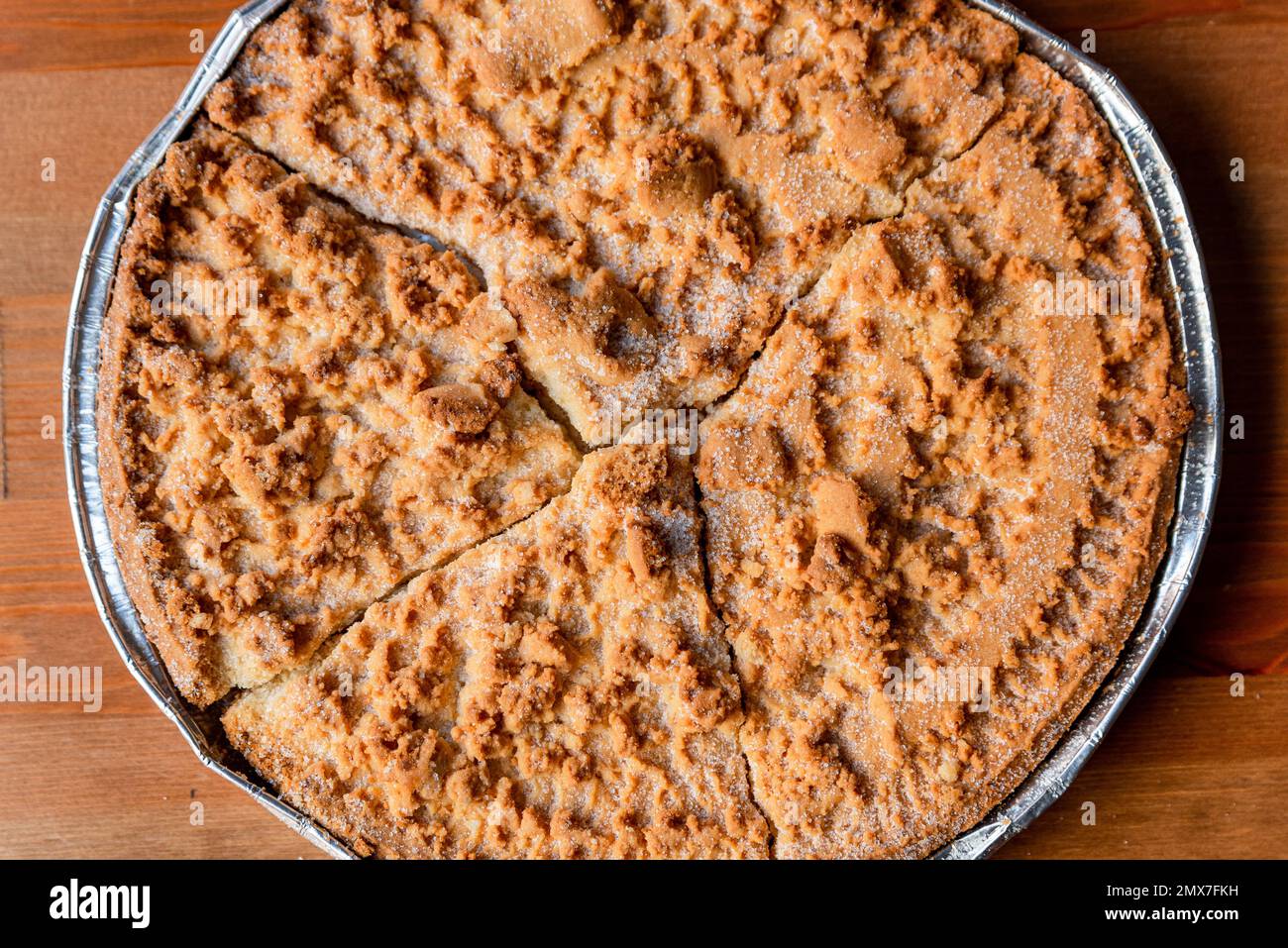 La Fregolotta, una tradizionale torta o torta di briciole italiana, è vista dall'alto su un tavolo. Dessert tradizionale Veneto e Venezia, a base di flou Foto Stock