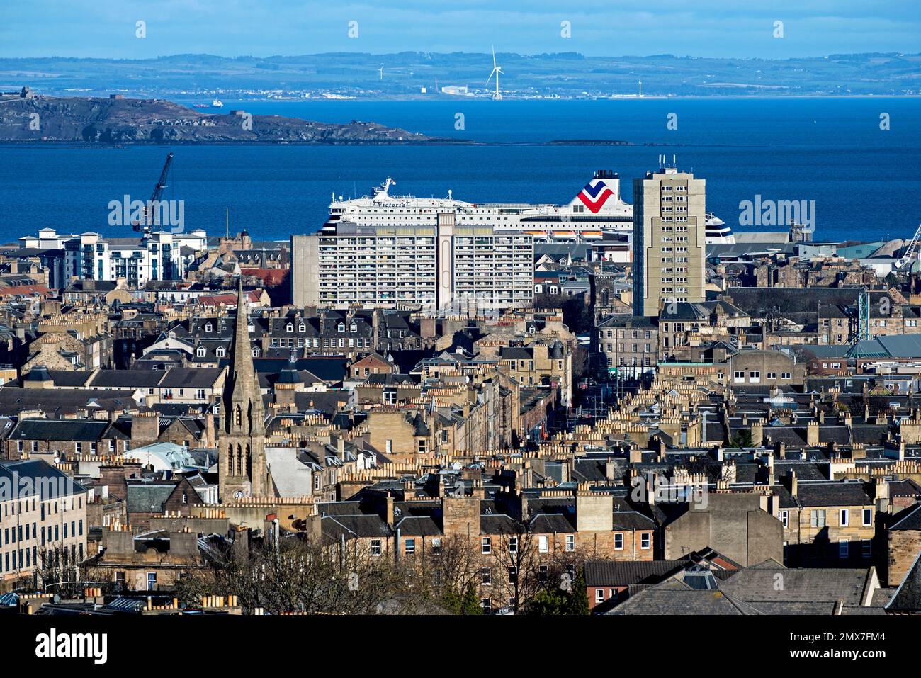 Vista di Leith in una soleggiata mattinata invernale da Calton Hill, Edimburgo, Scozia. Foto Stock