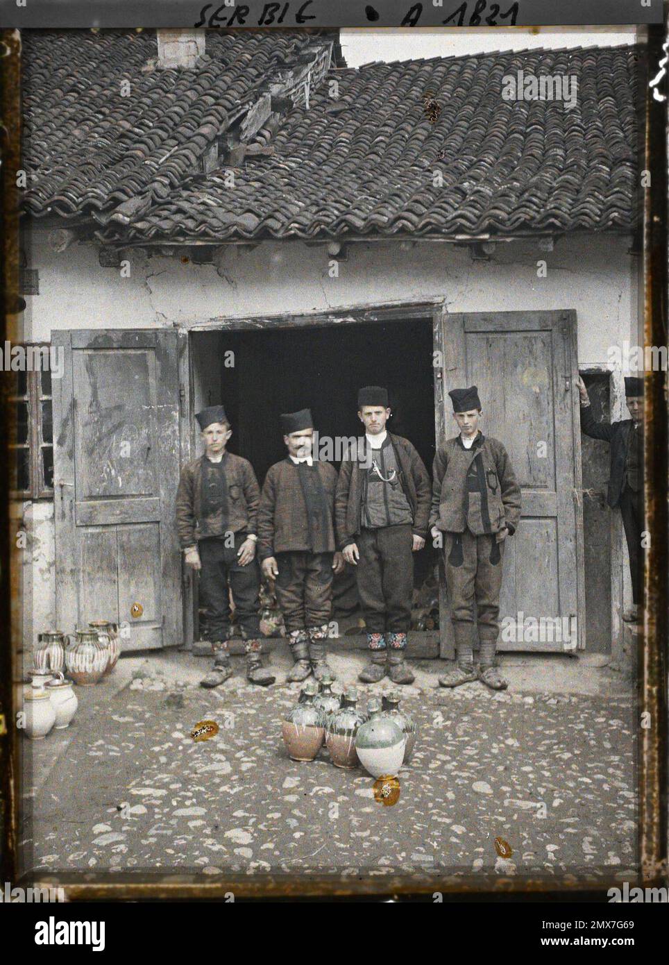 KRUŠEVAC, Serbia quattro uomini in costume nazionale serbo , 1913 - Balcani - Jean Brunhes e Auguste Léon - (aprile 23 - giugno 9) Foto Stock