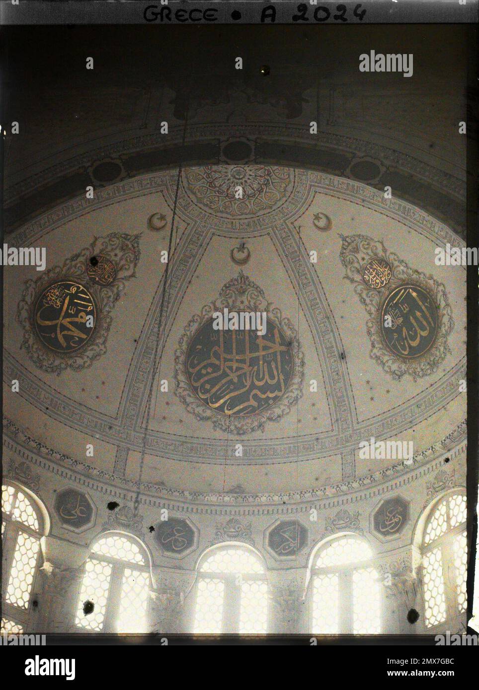Salonicco, abside greca con finestre e grandi iscrizioni in oro in alfabeto arabo , 1913 - Balcani - Jean Brunhes e Auguste Léon - (aprile 23 - giugno 9) Foto Stock