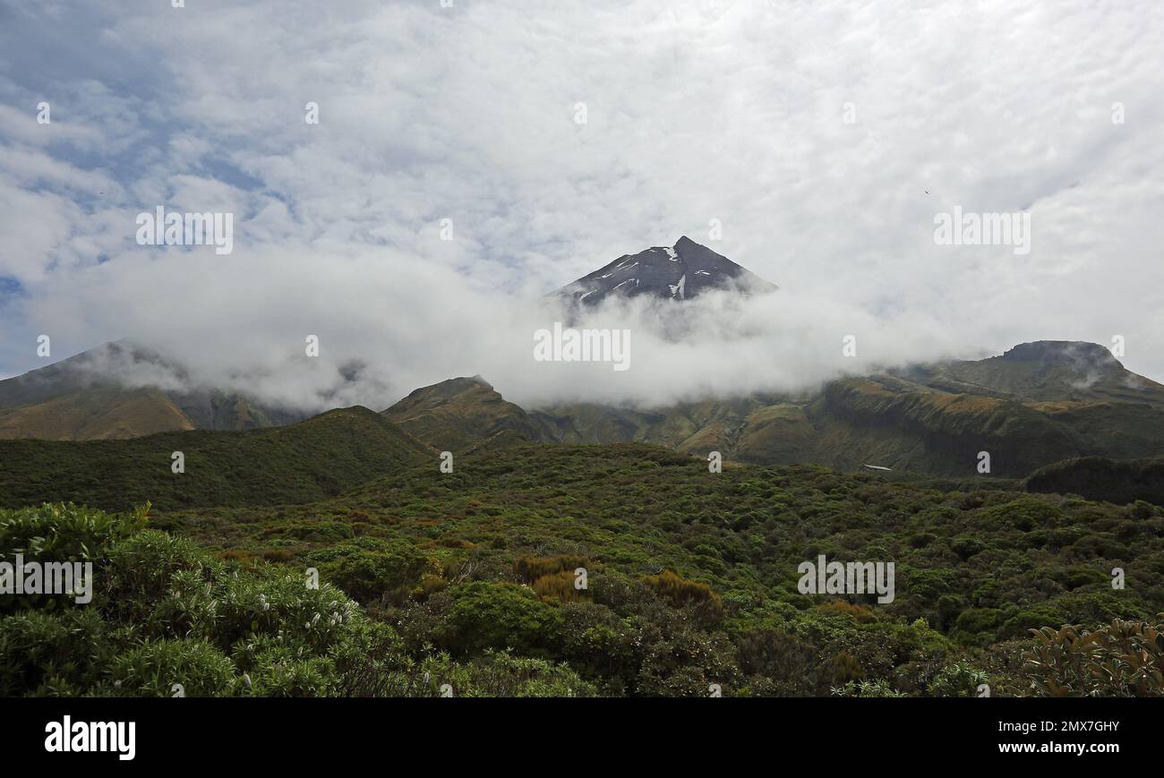 Sciarpa di nuvole - Taranaki - Nuova Zelanda Foto Stock