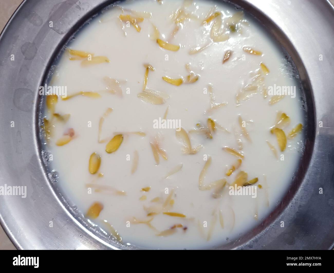 Dessert indiano a base di latte di cocco e zucchero in pentola di acciaio inossidabile Foto Stock