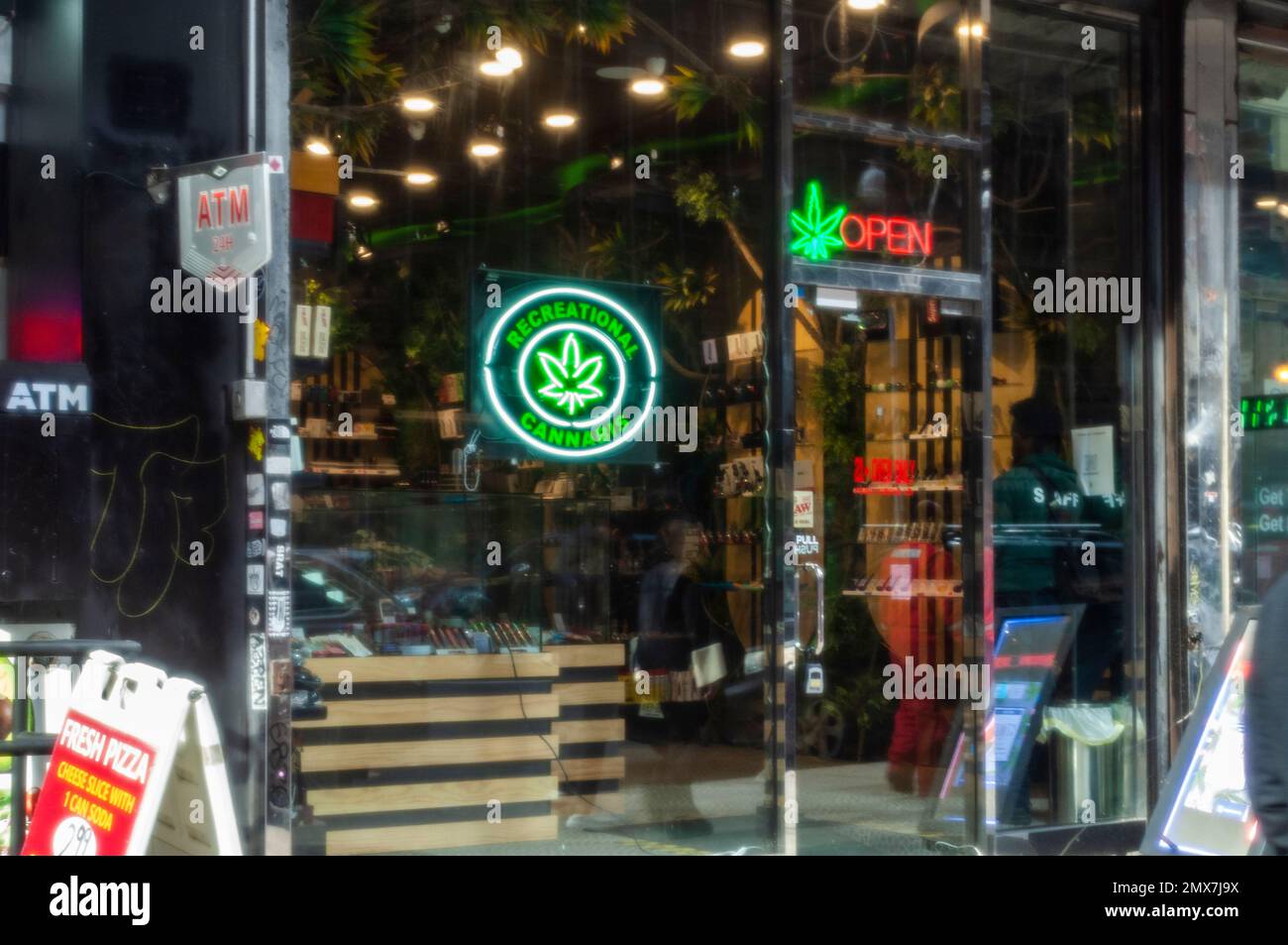 Store in Midtown Manhattan a New York pubblicizza la sua vendita di “Recreational Cannabis”, visto domenica 22 gennaio 2023. ( © Richard B. Levine) Foto Stock