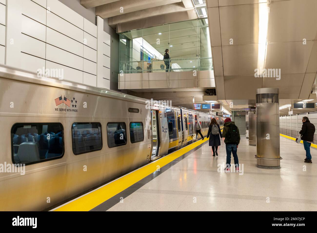 Il Grand Central Madison apre Deep Under New York mercoledì 25 gennaio 2023. La nuova stazione, situata sotto Park Avenue, consente ai treni della ferrovia di Long Island di accedere all'East Side. In precedenza i treni LIRR potevano entrare solo nella Pennsylvania Station sul lato ovest. Durante il lancio iniziale i treni andranno dalla Jamaica Station al GCT Madison solo per le prime tre settimane. Il progetto da $11 miliardi di dollari consentirà al LIRR di aumentare il servizio.(© Richard B. Levine Foto Stock