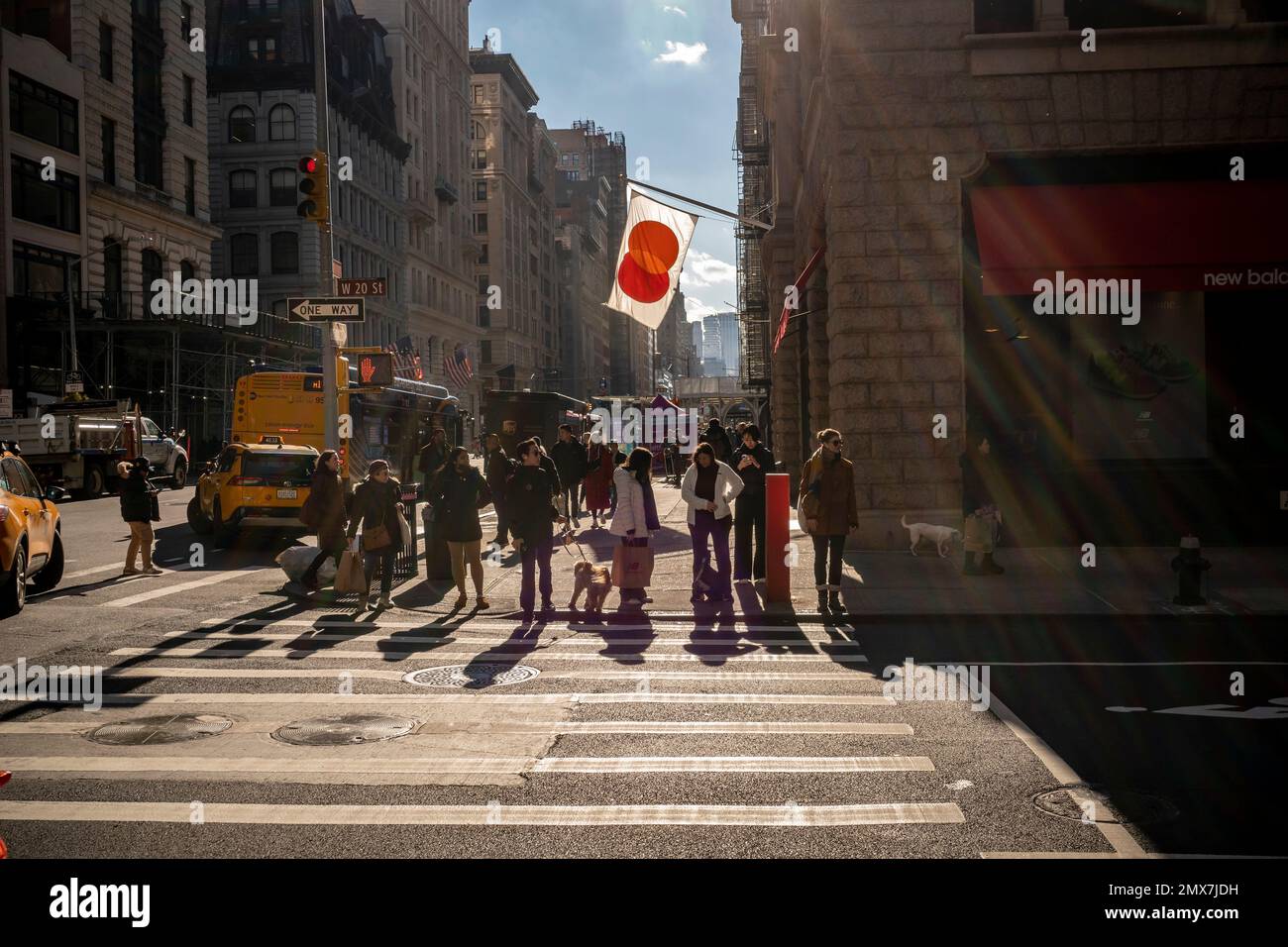 Una bandiera che indica il MasterCard Tech Hub nel quartiere Flatiron di New York martedì 24 gennaio 2023. Gli analisti prevedono che MasterCard riferirà che i suoi profitti aumenteranno al ritmo più lento in due anni. (© Richard B. Levine) Foto Stock