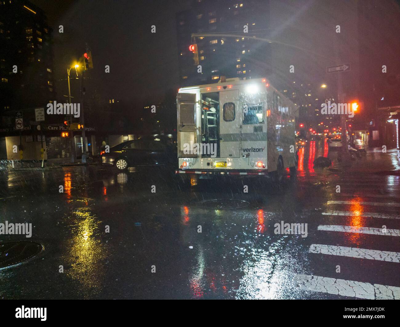 I lavoratori di Verizon preparano il lavoro di manutenzione del tor nel quartiere di Chelsea di New York su piovoso mercoledì 25 gennaio 2023. (© Richard B. Levine) Foto Stock