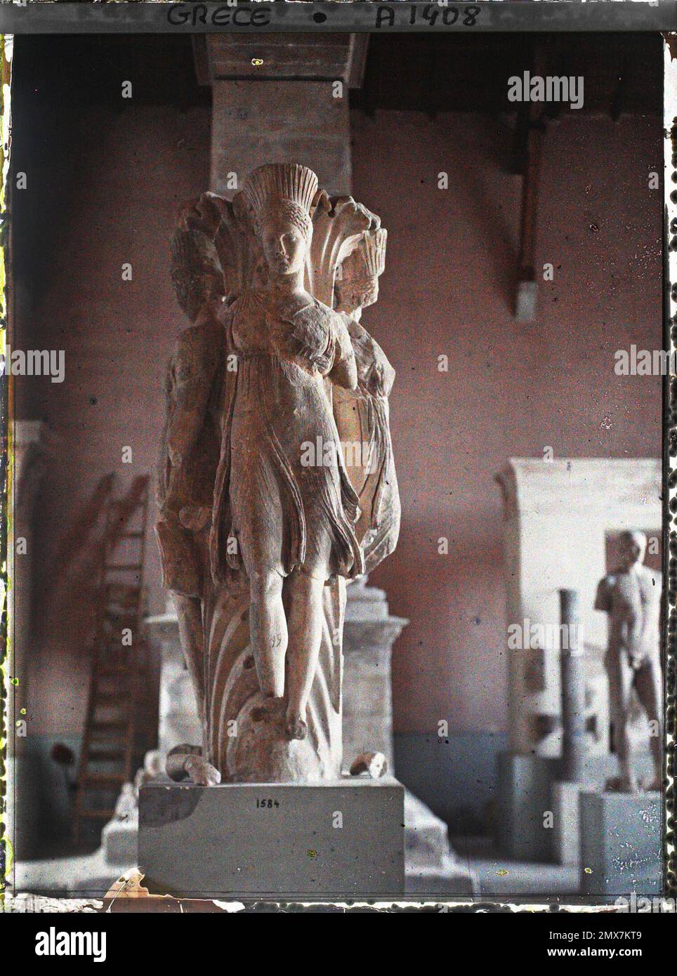 Delphi (sito archeologico), Grecia al museo: Gruppo di tre tiadi (Priestesses de Dionisos) intorno ad una colonna che appare un gambo di acanthe dalla spianata del tempio, 1913 - Balcani, Italia - Jean Brunhes e Auguste Léon - (settembre - ottobre 23) Foto Stock