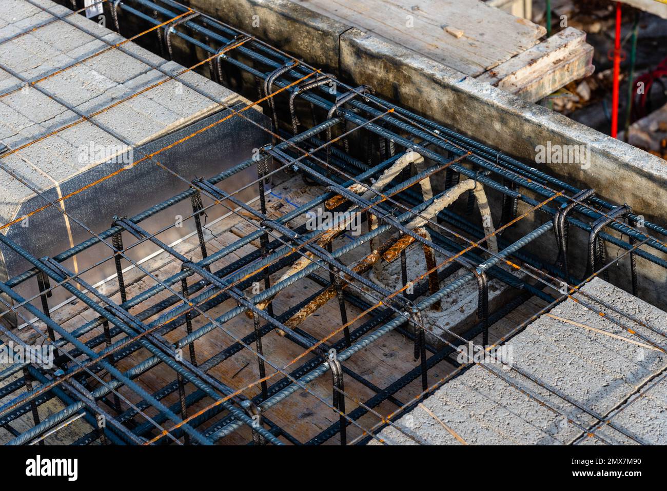 Vista del cantiere con soletta in cemento armato. Soletta in calcestruzzo con barre di rinforzo Foto Stock