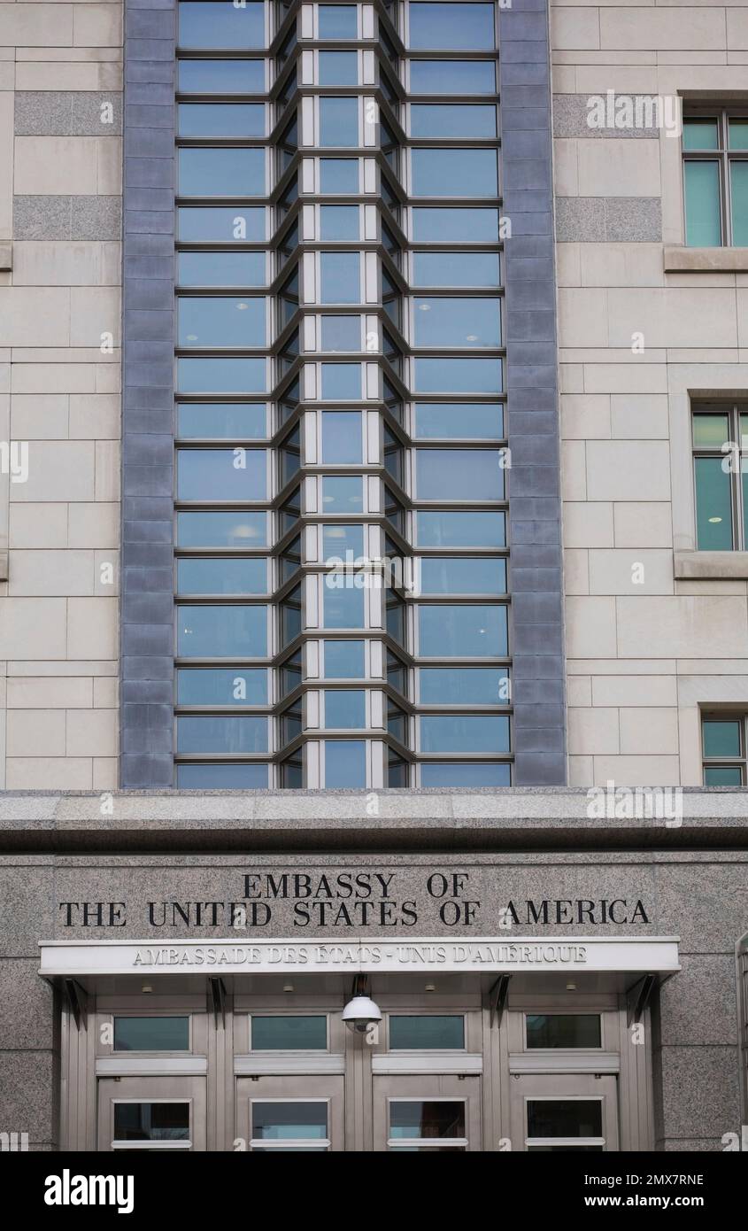 La facciata dell'ambasciata degli Stati Uniti d'America in primavera, Ottawa, Ontario, Canada. Foto Stock