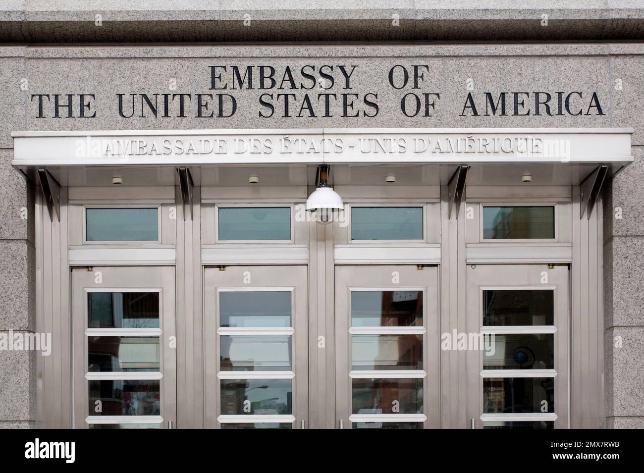 La facciata dell'ambasciata degli Stati Uniti d'America in primavera, Ottawa, Ontario, Canada. Foto Stock