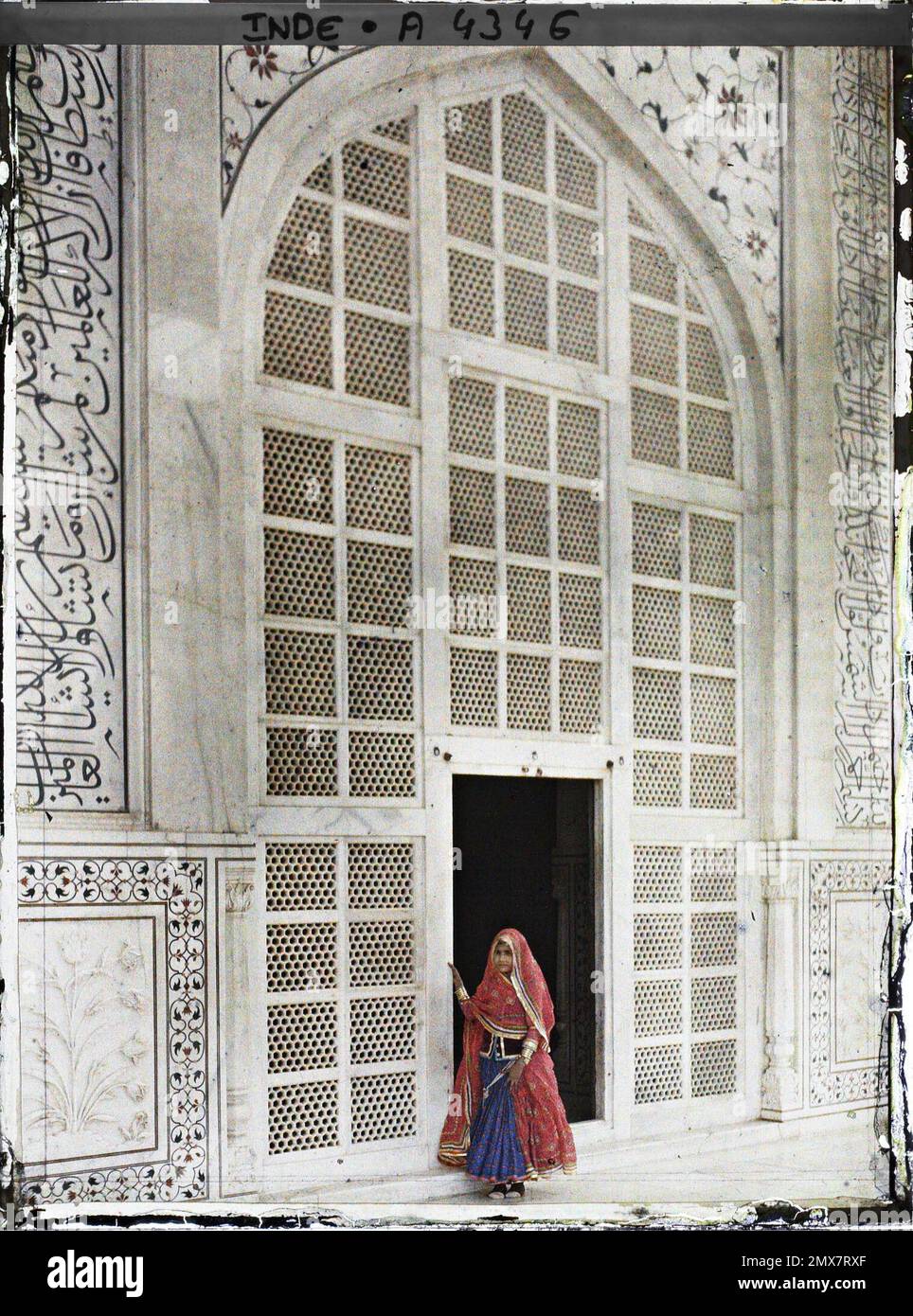 AGRA, Donna con gonna ampia (Ghagra) e scialle grande (ODHNI) riportati  alla testa, alla porta del Taj Mahal , 1913-1914 - India, Pakistan -  Stéphane Passet - (dicembre 16 - gennaio 29) (