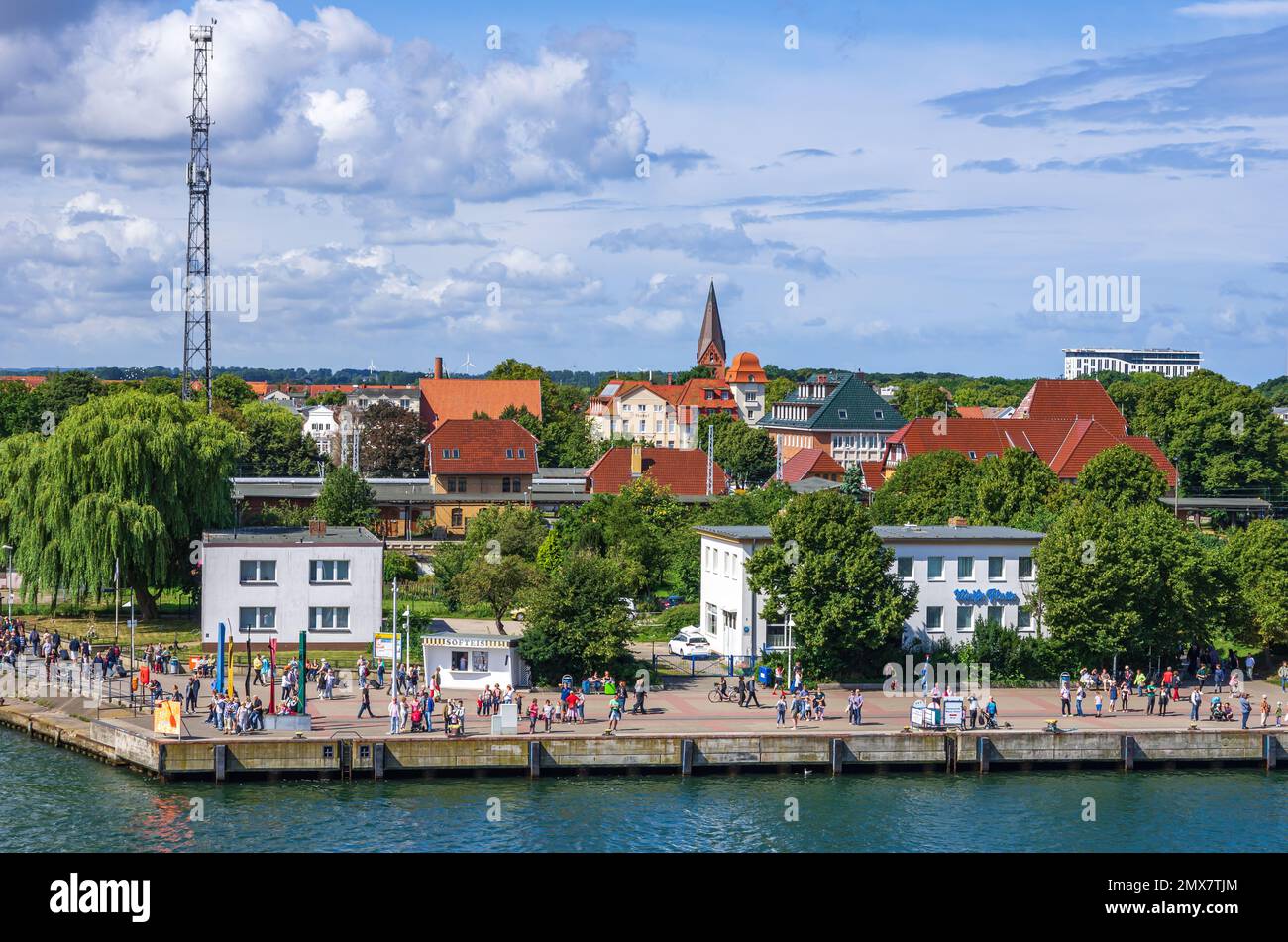 Scenario quotidiano di turisti affollati al Molo occidentale durante la stagione estiva, Rostock-Warnemunde, Meclemburgo-Pomerania occidentale, Germania, Europa. Foto Stock
