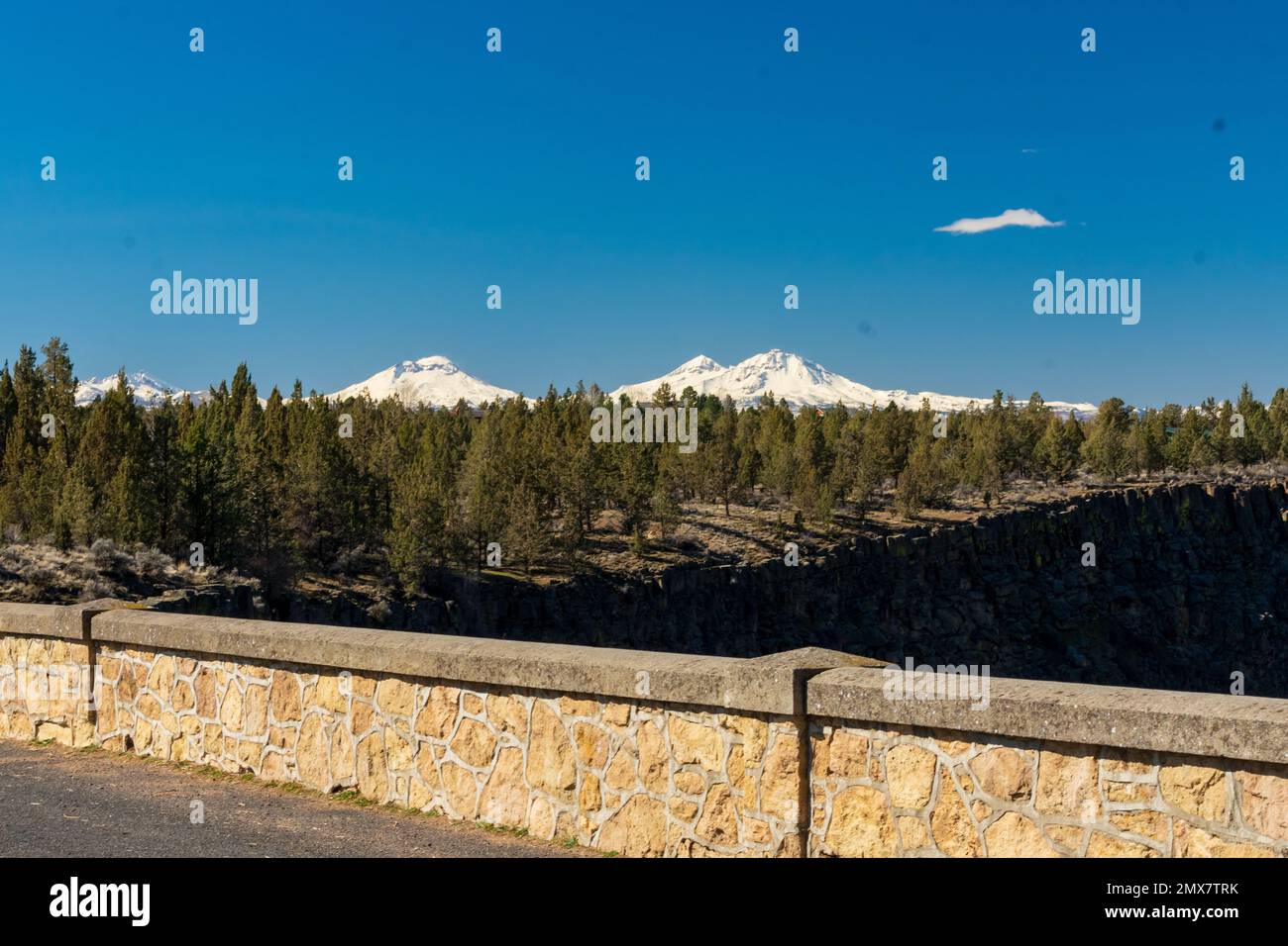 Three Sisters Mountains e canyon, Oregon centrale, USA Foto Stock