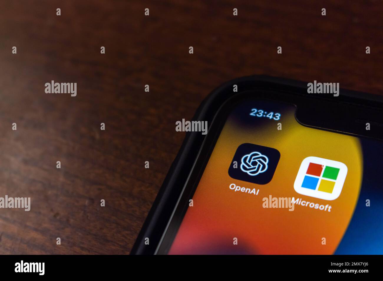 OpenAI e Microsoft icone visto in un iPhone, con spazio di copia. OpenAI è un laboratorio di ricerca di intelligenza artificiale (ai) degli Stati Uniti Foto Stock