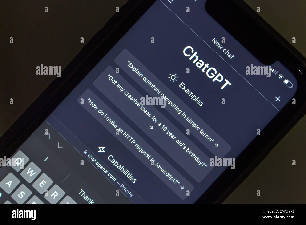 Sito web di ChatGPT visto in un iPhone. ChatGPT è un chatbot di OpenAI ed è costruito sulla base della famiglia GPT-3 di OpenAI di grandi modelli linguistici. Foto Stock