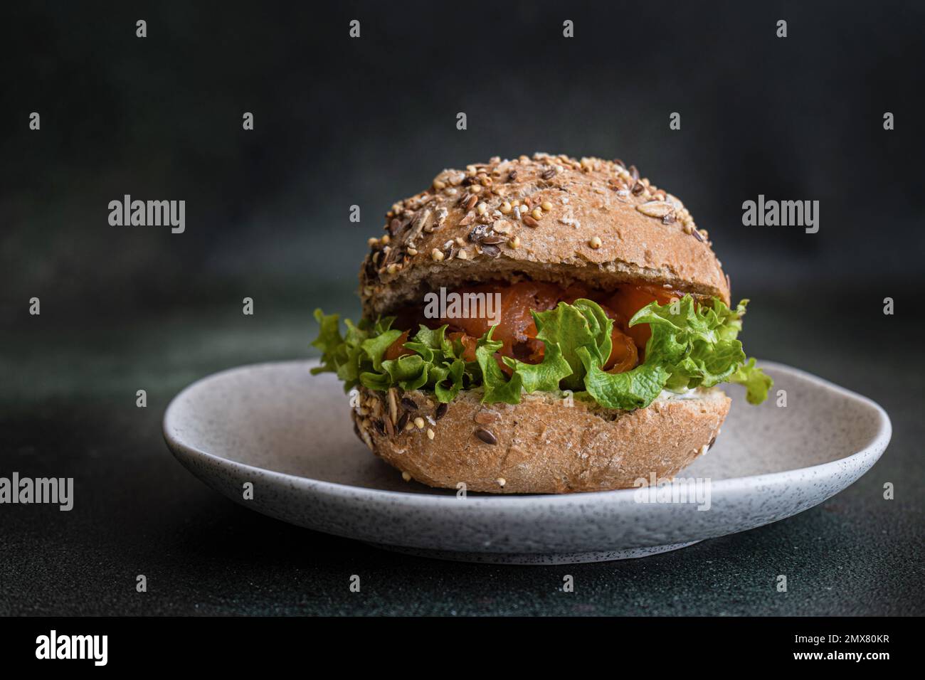 Snack salutare con pane di pasta acidata e pesce salmone in panino Foto Stock