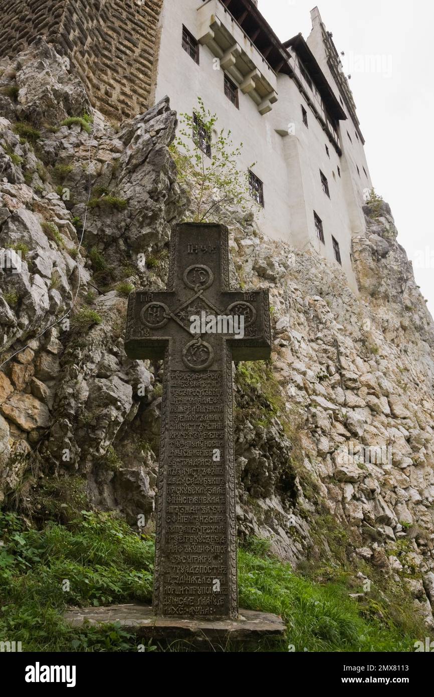 Cross e il castello di Dracula, Transilvania, Romania. Foto Stock
