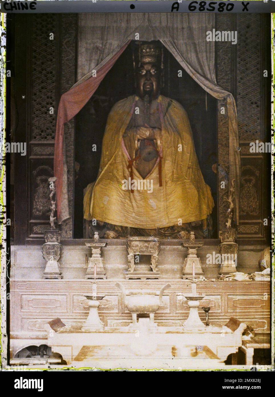 Statua taoismo tempio pratica religiosa vista interna scultura bur