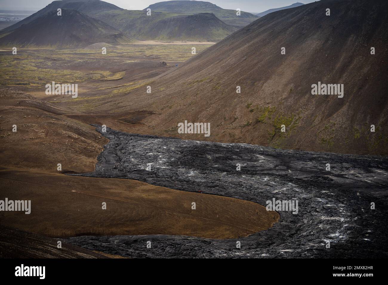 Dall'alto, vista pittoresca del terreno vulcanico con montagne e lava solidificata che copre la terra desertica dell'Islanda Foto Stock