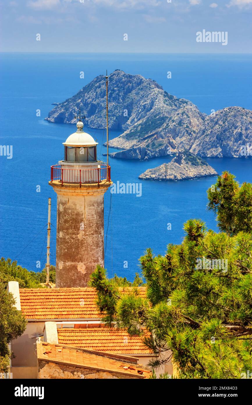 Paesaggio estivo costiero - vista del faro sul Capo Gelidonya, provincia di Antalya in Turchia Foto Stock