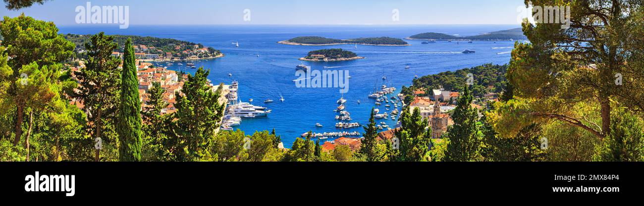 Estate costiera - vista dall'alto del porto della città di Hvar e delle isole Paklinski, l'isola di Hvar, la costa adriatica della Croazia Foto Stock