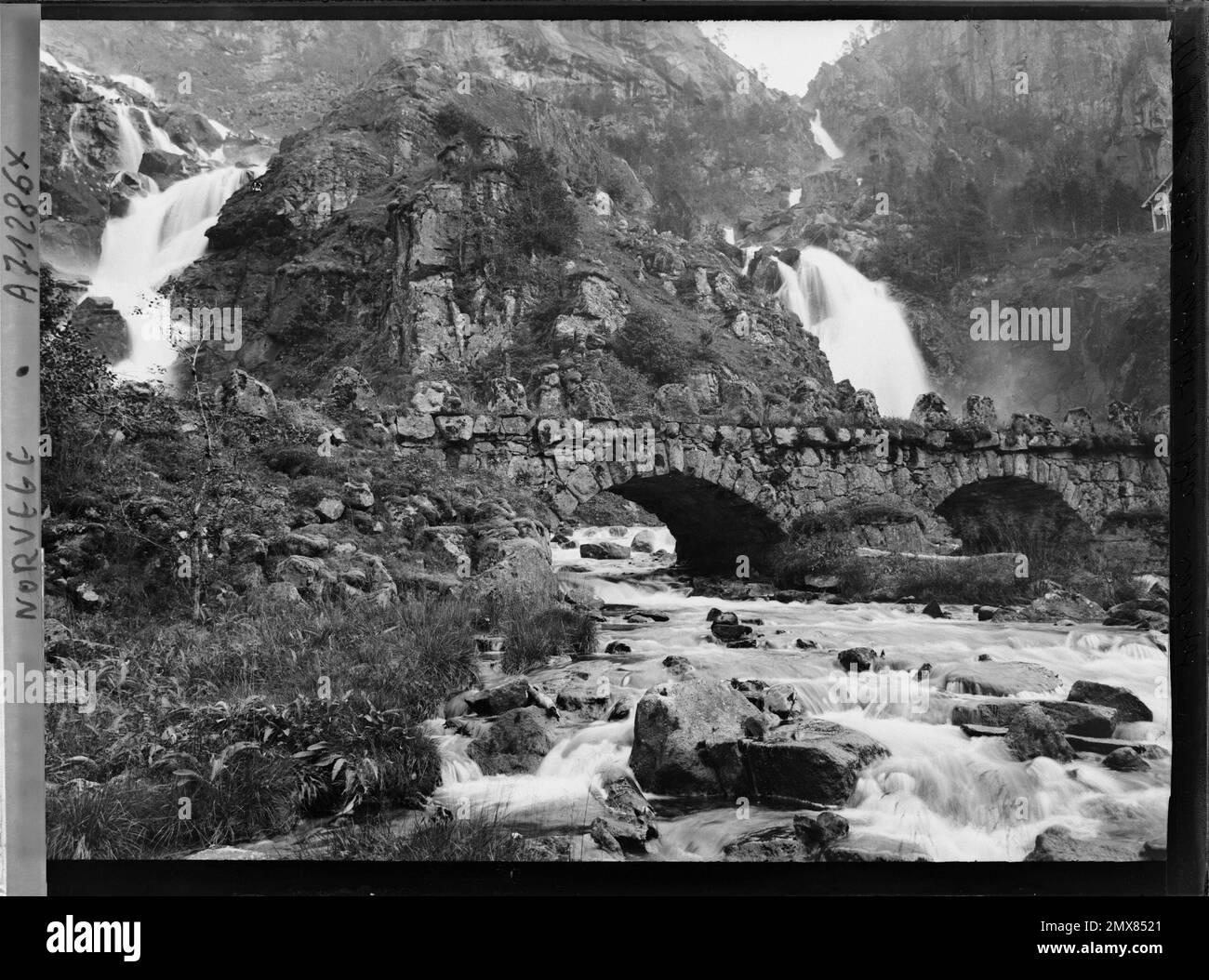 Rjukan, Norvegia piccolo ponte di pietra in fondo ad una cascata , 1910 - viaggio di Albert Kahn e Auguste Léon in Scandinavia - (9 agosto - 14 settembre) Foto Stock