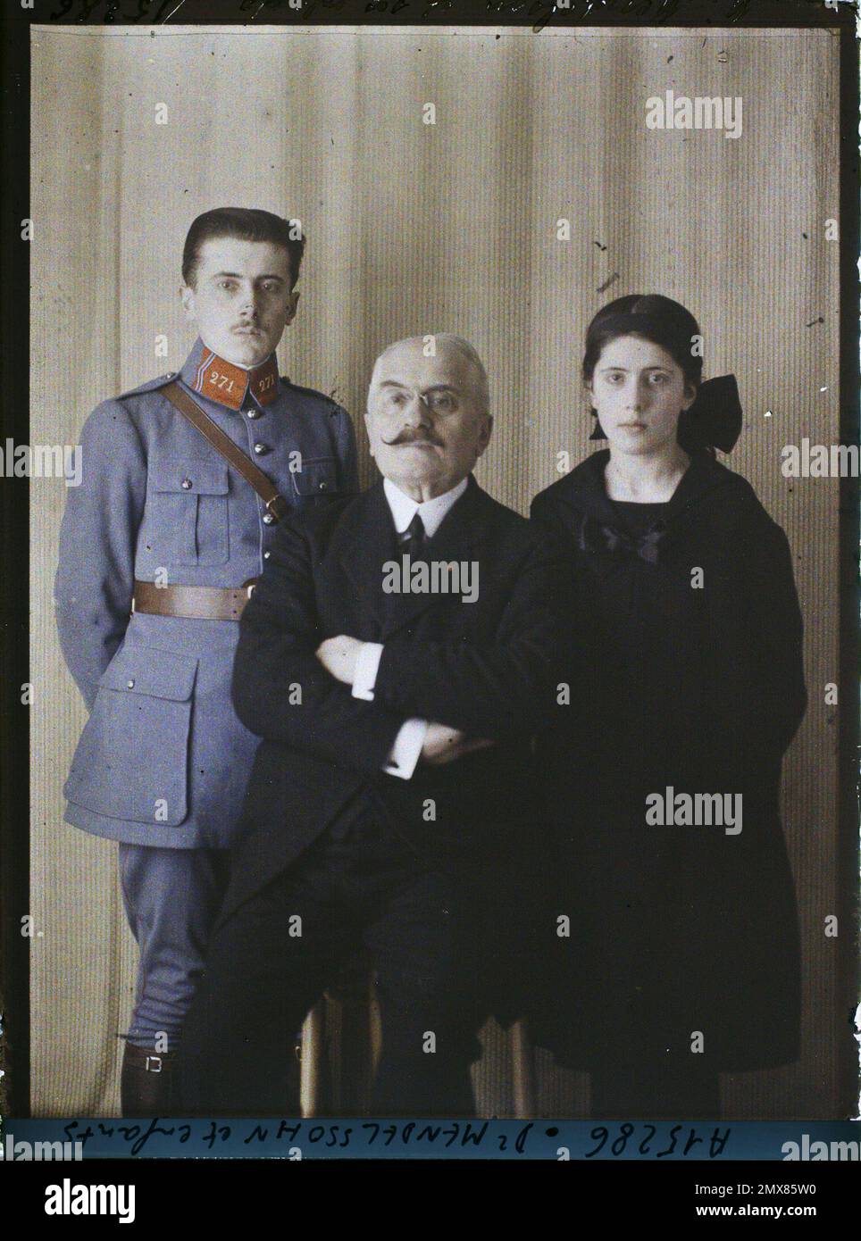 Proprietà di Albert Kahn, Boulogne, Francia Dottor Maurice Mendelssohn con sua figlia Henriette e suo figlio Georges, Foto Stock