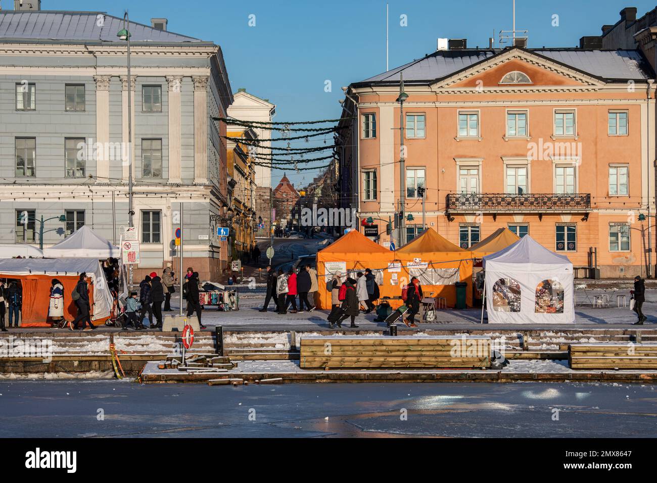 Piazza del mercato di Helsinki in un soleggiato pomeriggio di gennaio a Helsinki, Finlandia Foto Stock