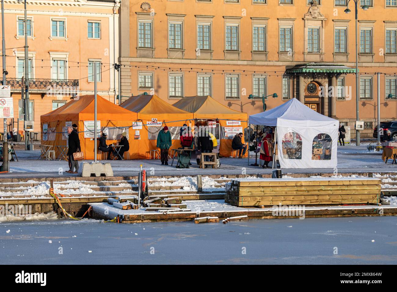 Piazza del mercato di Helsinki in un soleggiato pomeriggio di gennaio a Helsinki, Finlandia Foto Stock