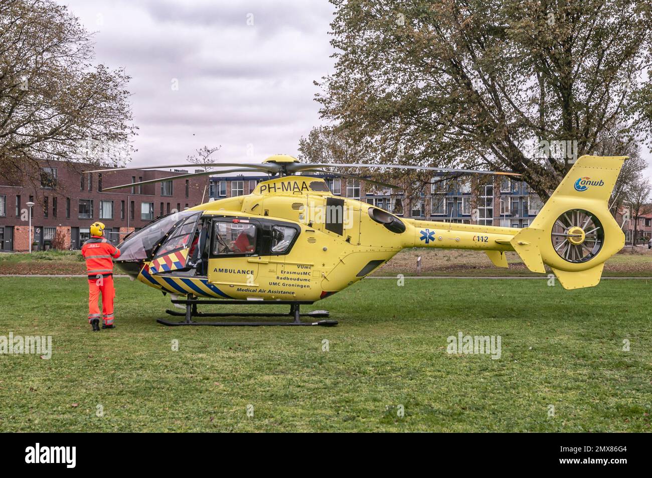 L'elicottero olandese ANWB trauma atterrato su un campo d'erba Foto Stock