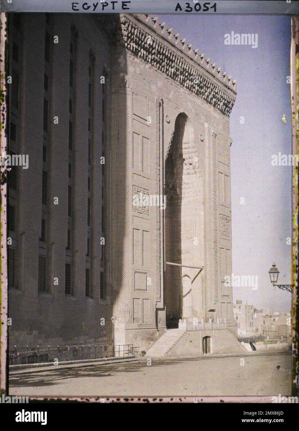 Cairo, Egitto, Africa porta la moschea del Sultano Hassan , 1914 - Egitto - Auguste Léon - (gennaio-febbraio) Foto Stock