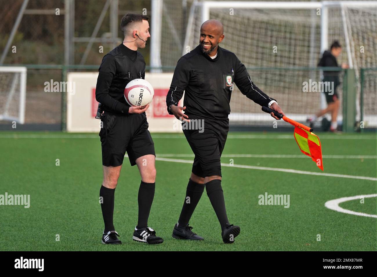 Fa Wales, ufficiali di calcio in azione alla partita delle leghe di Adran Foto Stock