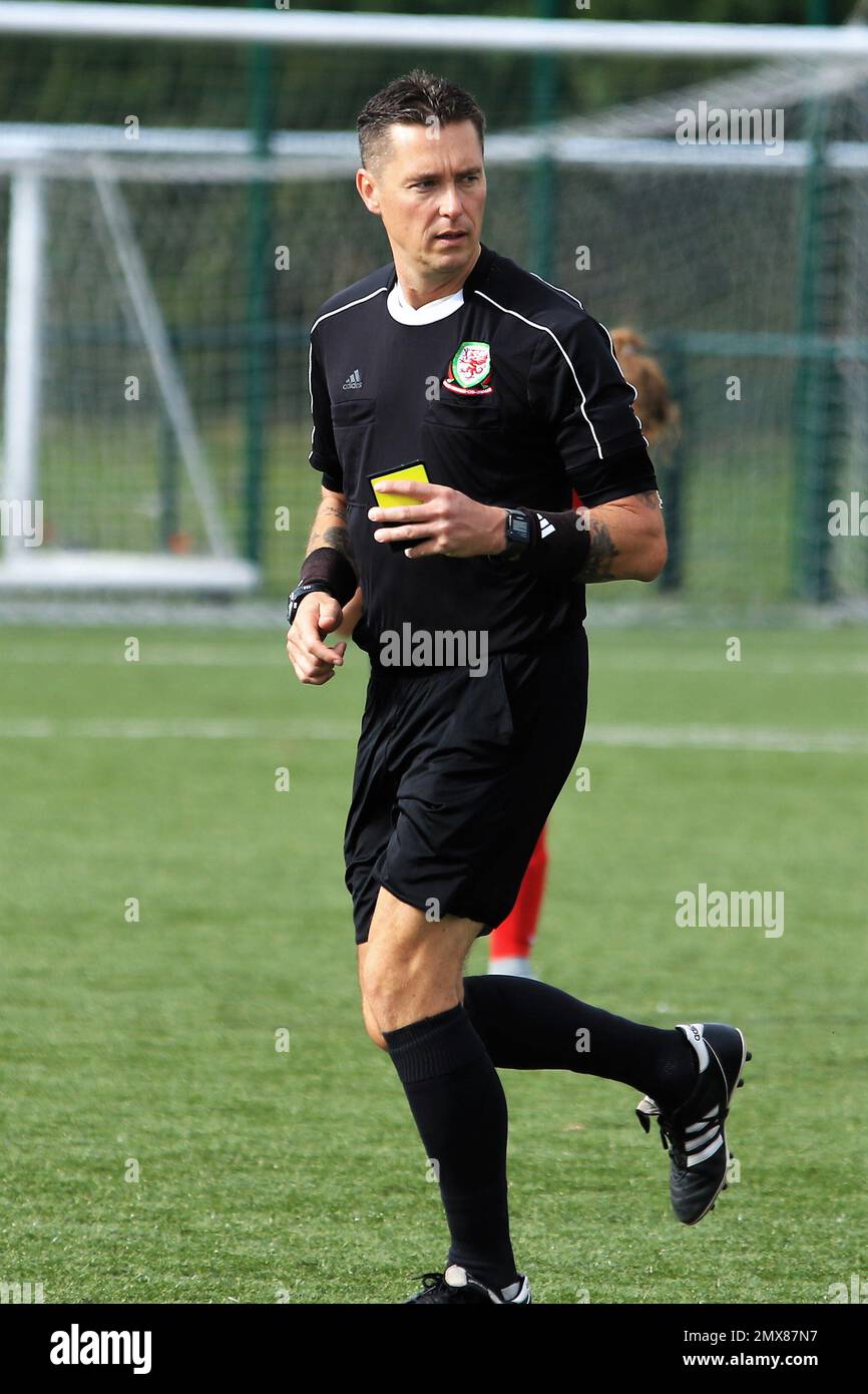 Fa Wales, ufficiali di calcio in azione alla partita delle leghe di Adran Foto Stock