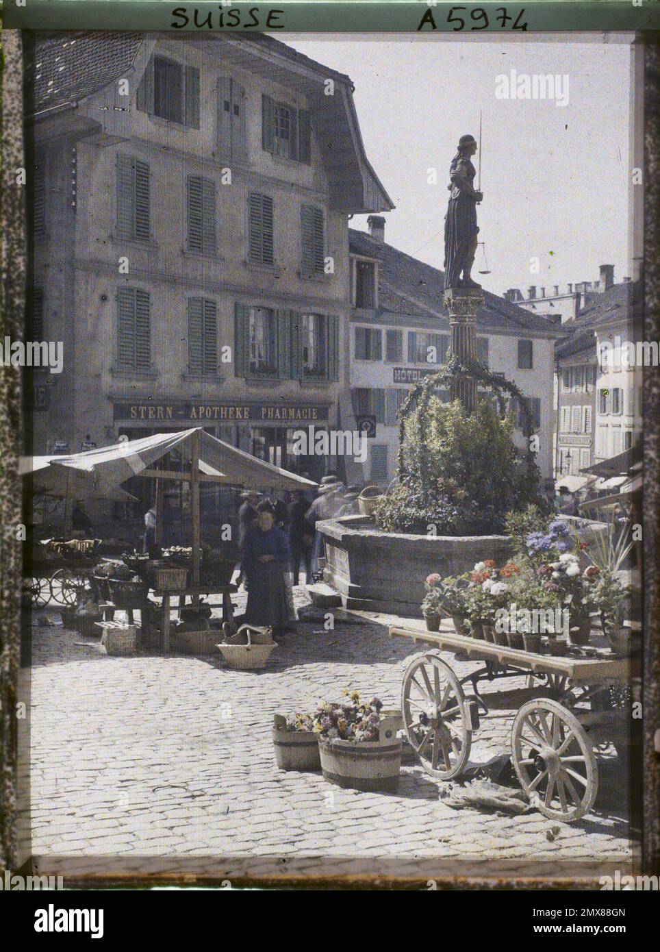 Bienne, Svizzera la Fontaine de la Justice in Place du Bourg e il mercato , 1911 - Svizzera - Auguste Léon Foto Stock