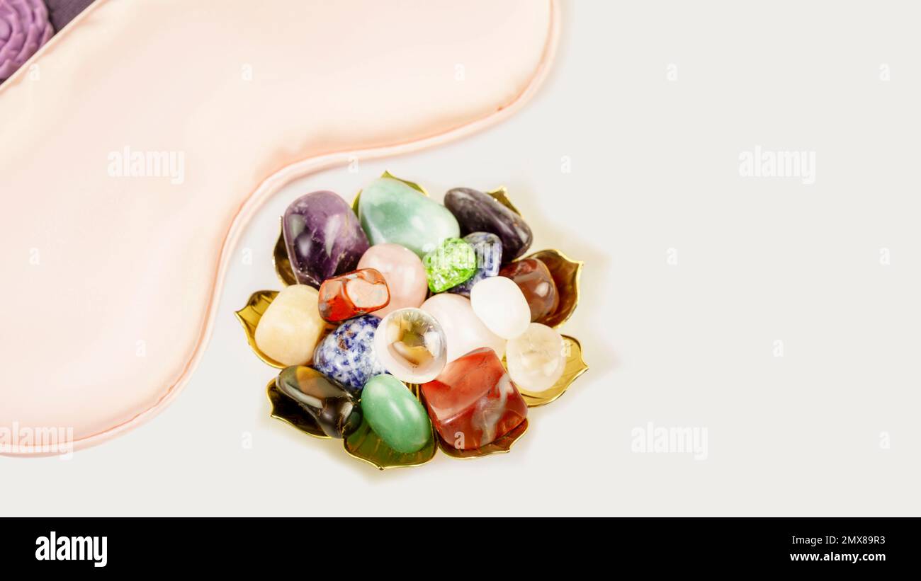 Rituale rilassante con cristalli gemstones set e maschera del sonno su sfondo bianco con copia spac. Pratica spirituale esoterica, Rituale Cristallo di guarigione, Re Foto Stock
