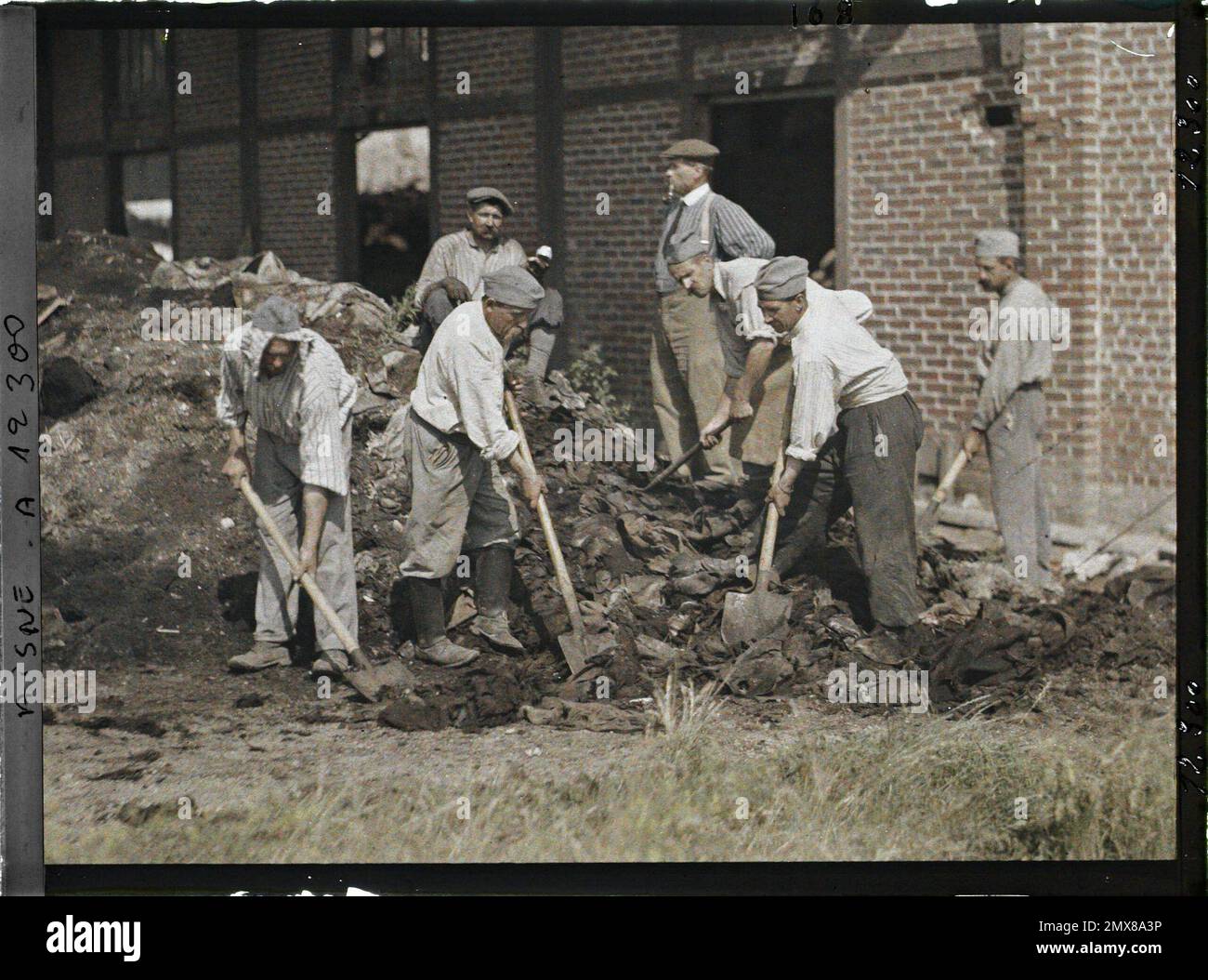 Soissons, Aisne, Francia soldati che sgomberano i grandi magazzini con pale , 1917 - Aisne - Fernand Cuville (sezione fotografica dell'esercito) - (maggio-luglio) Foto Stock