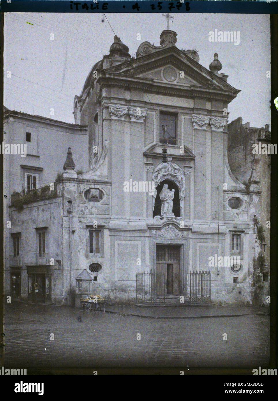 Napoli, Italie Eglise Santa Maria del Rosario alle Pigne sur la Piazza Cavour , 1921 Cap Martin, Italia, Cap Martin - Auguste Léon (febbraio-aprile) Foto Stock