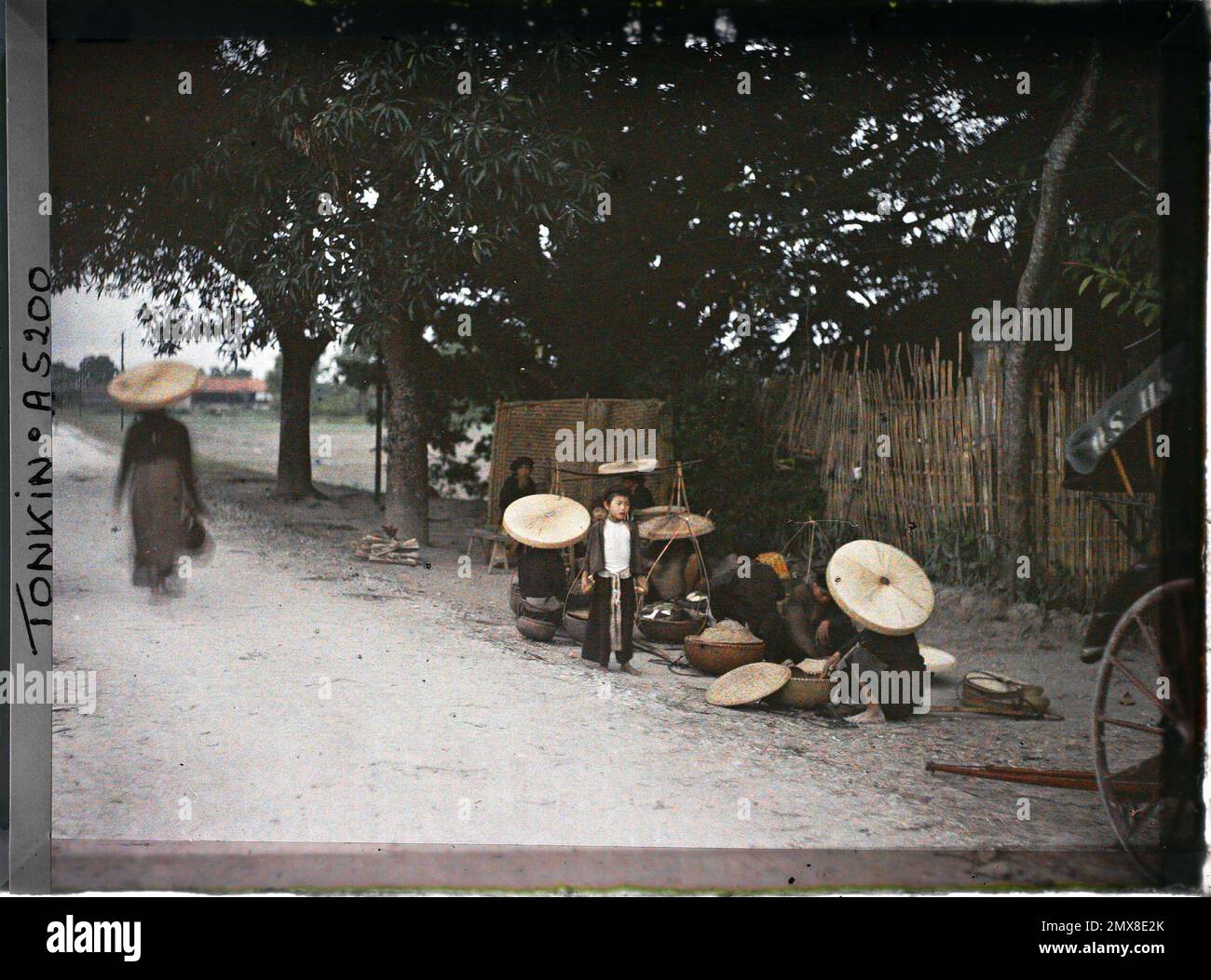 Dintorni di Hà-Nôi, Tonkin, Indochina di mercanti itineranti che vendono riso di fronte ad un ristorante all'aperto, Léon Busy in Indochina Foto Stock