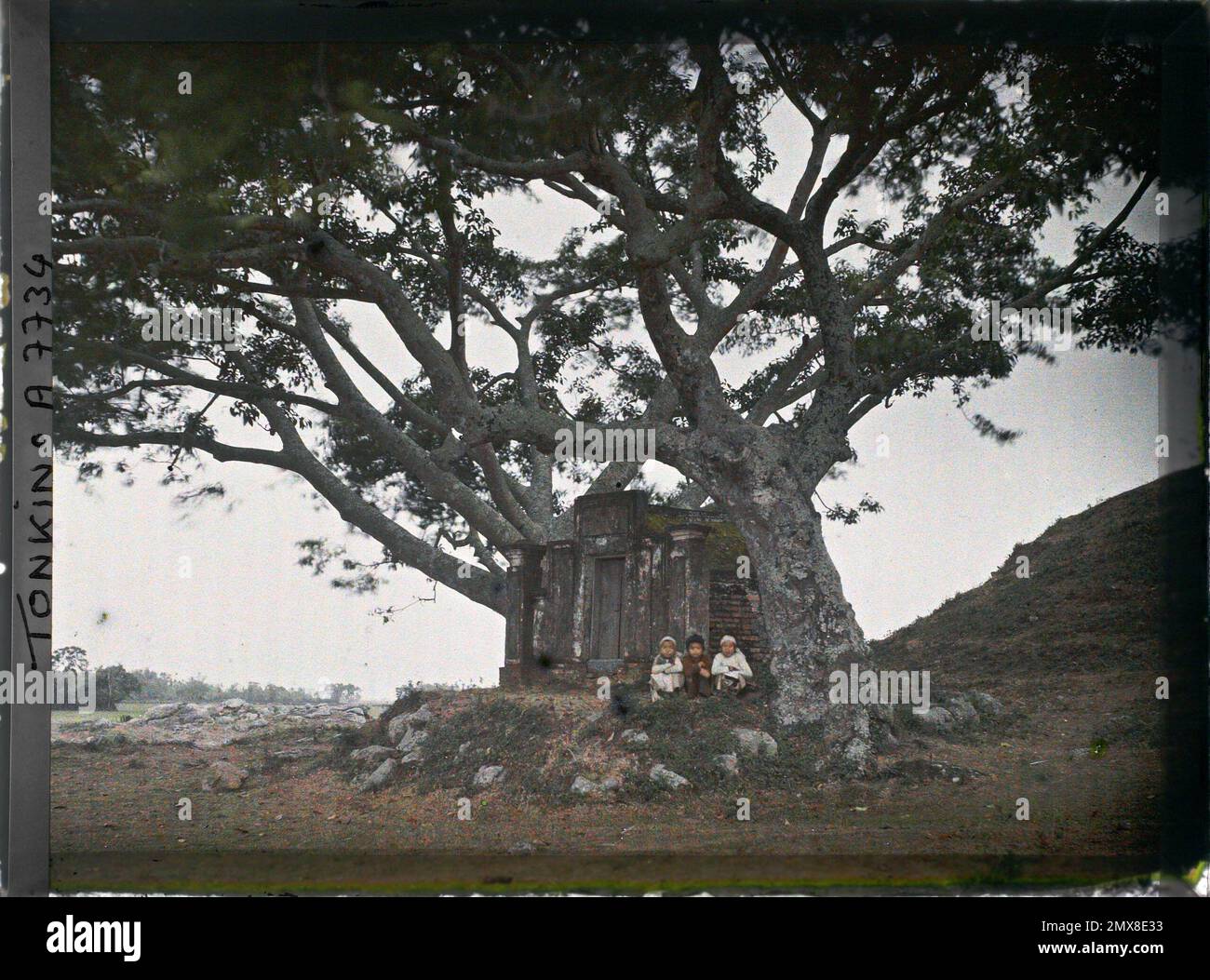 Provincia di Kiên-an, Tonkin, Indochina piccolo monumento funerario vicino alla strada che porta a Hai-Phong , Léon Busy in Indochina Foto Stock