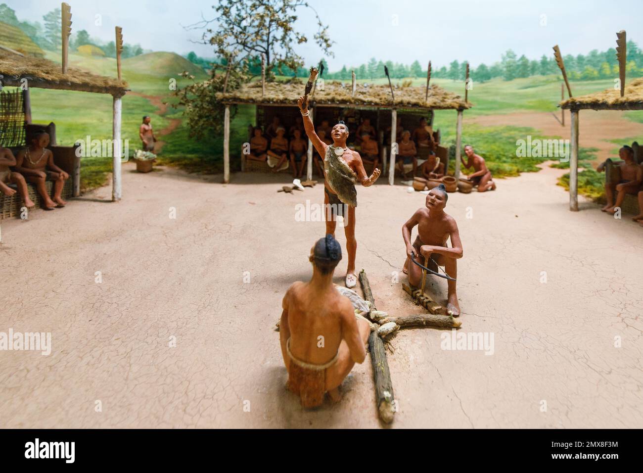 Diorama che raffigura la vita quotidiana dei villaggi della cultura del Mississippi presso l'Ocmulgee Mounds National Historical Park, Macon, Georgia, Stati Uniti. Foto Stock