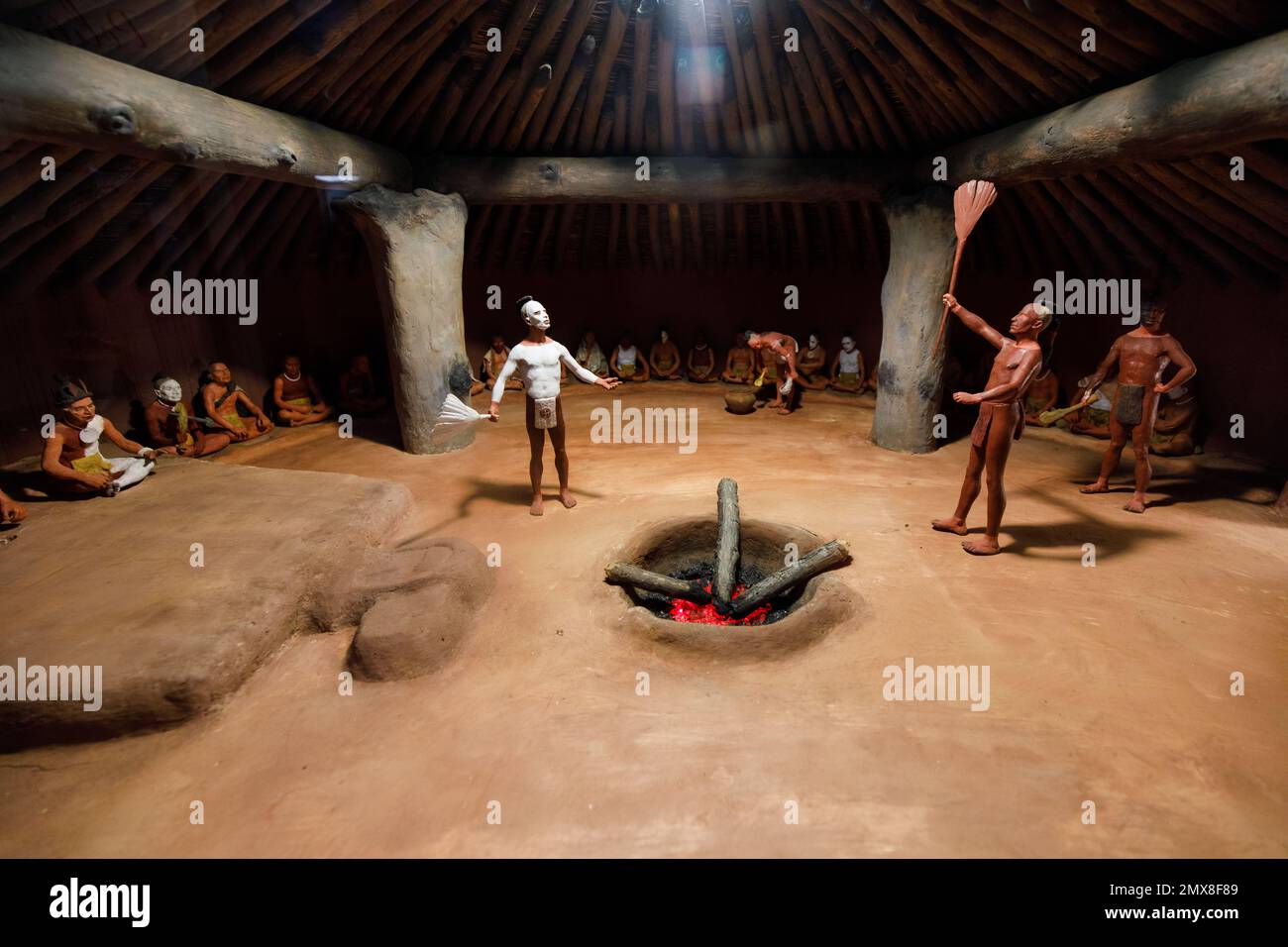 Diorama di un raduno cerimoniale all'interno di un Earth Lodge presso l'Ocmulgee Mounds National Historical Park a Macon, Georgia, Stati Uniti. Foto Stock