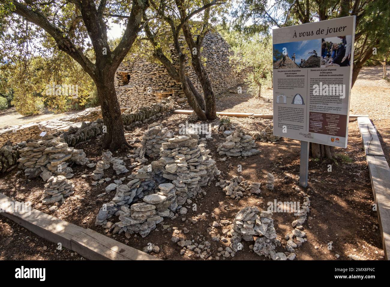 Francia, Provenza, Vaucluse, Village des Bories, zona dove i visitatori possono costruire strutture in pietra modello Foto Stock