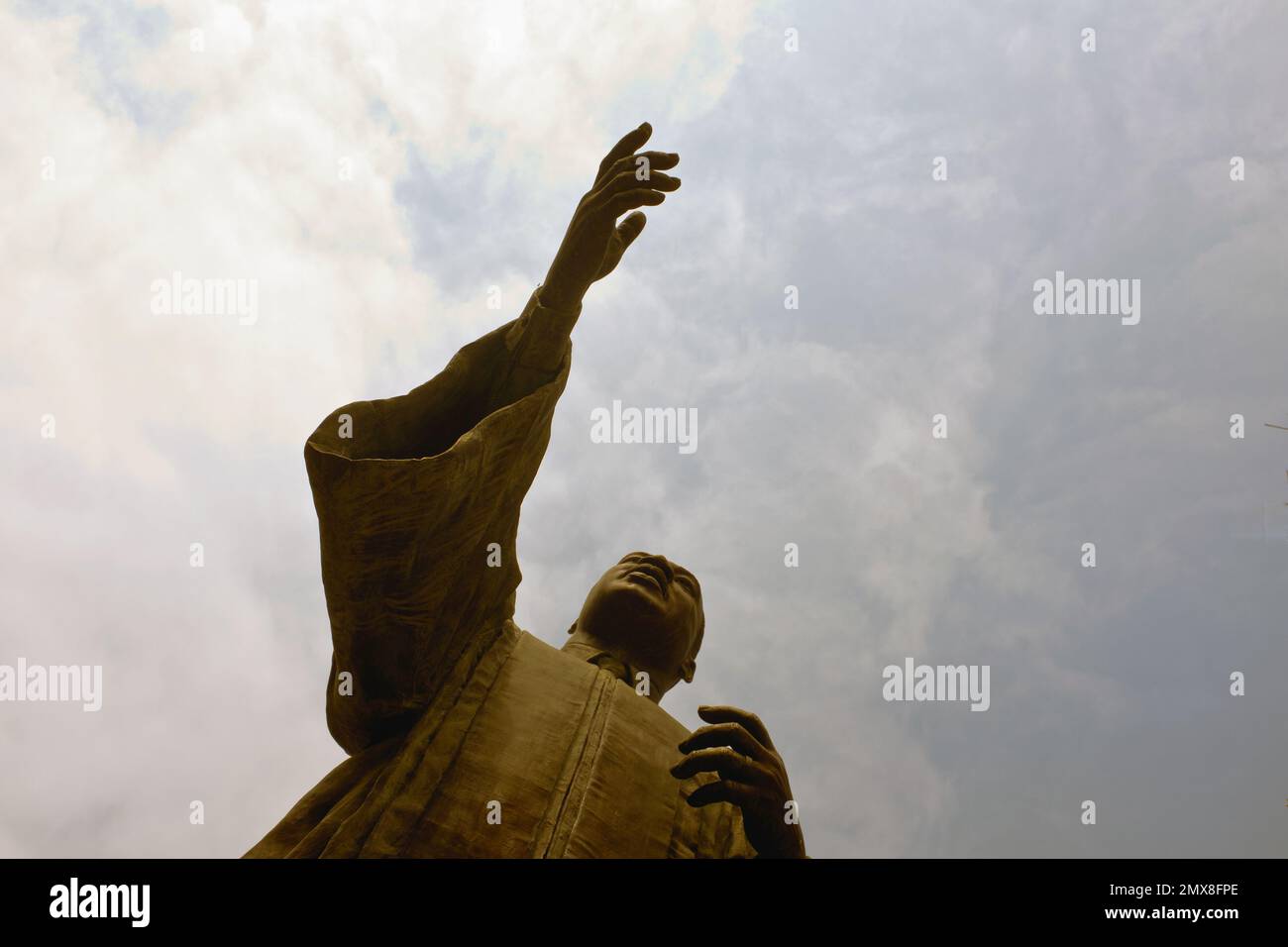 Vista ad angolo basso di Martin Luther King, Jr. Statua, Università del Texas, Austin, Texas, USA Foto Stock